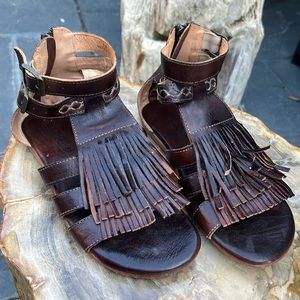 Bedstu fringe sandals with back zip